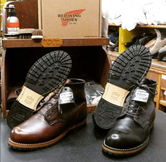 Risuolature complete di calzature Red Wing con suole originali.