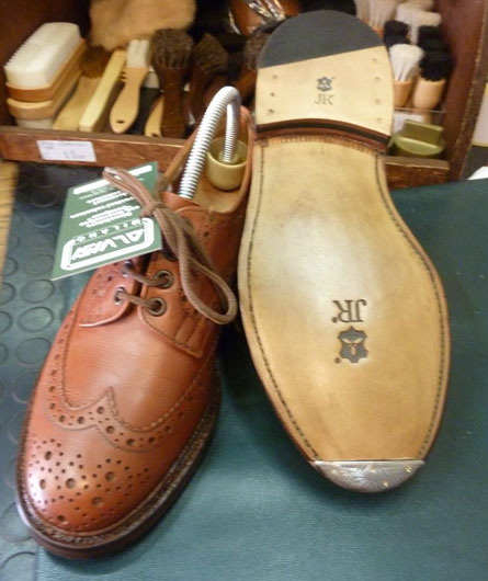 Risuolatura di calzature Tricker's con lavorazione originale "Goodyear".
